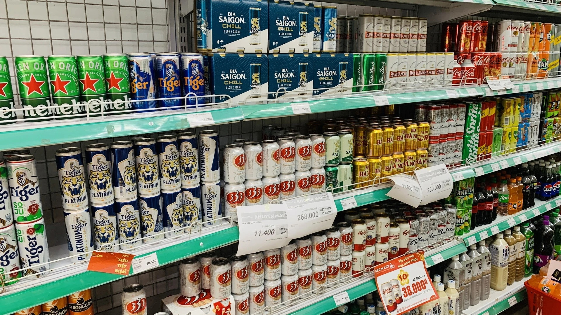 덜 마시고 더 비싸게 마신다 - 베트남 맥주 시장의 지각변동
